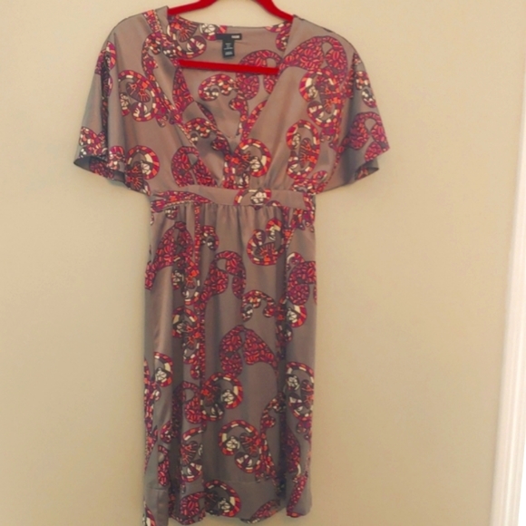 H & M short sleeve V Neck silk feel print dress Size 4 - Picture 1 of 12